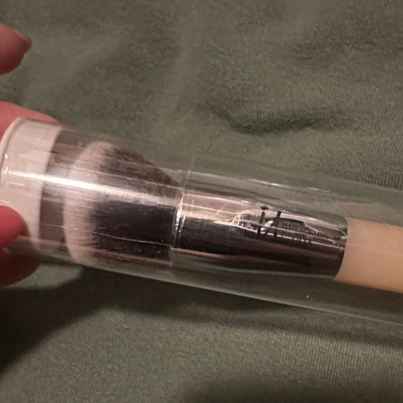 IT Cosmetics Buffing Brush - Cream and Silver - Picture 2 of 3